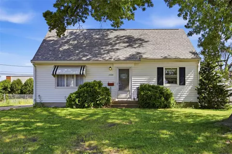 1524 48th St NE, Cedar Rapids, IA 52402