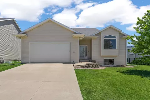 3355 Lennon Ln, Marion, IA 52302