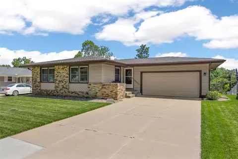 216 Windsor Dr NE, Cedar Rapids, IA 52402