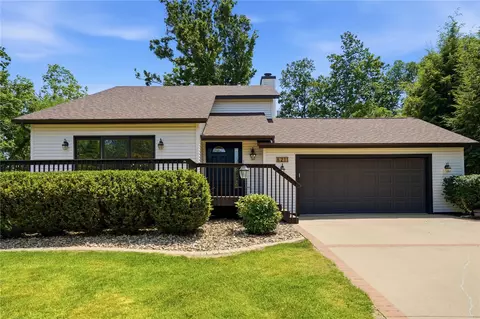 6211 Arapahoe Dr NE, Cedar Rapids, IA 52411