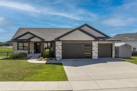 709 Pointer Cir, Center Point, IA 52213