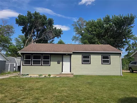 4324 Benton St NE, Cedar Rapids, IA 52402