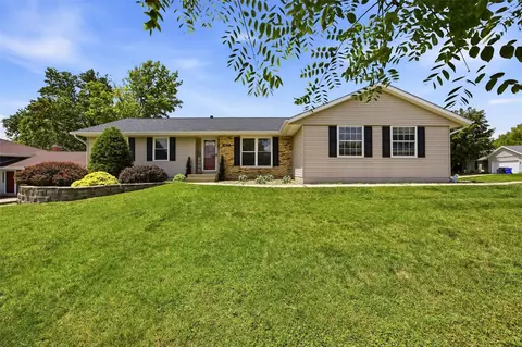 7417 Parkwood Ln NE, Cedar Rapids, IA 52402