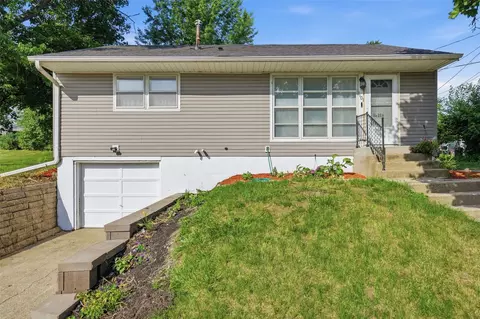 1101 38th St SE, Cedar Rapids, IA 52403