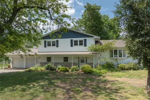 4400 Indian Creek Rd, Marion, IA 52302