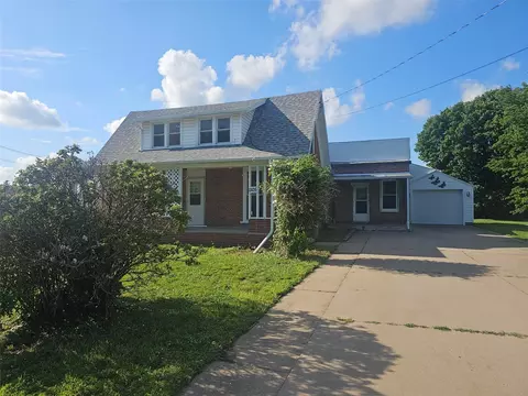 1105 5th St E, Vinton, IA 52349