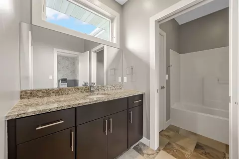 Bath - 3003 Cedar River Ct NE, Cedar Rapids, IA 52411 photo 6 of 8