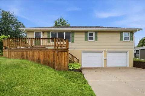101 Country Club Dr, Vinton, IA 52349
