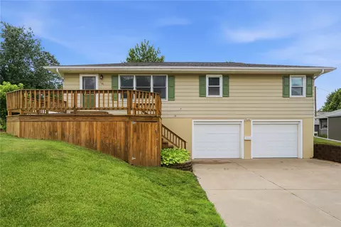 101 Country Club Dr, Vinton, IA 52349