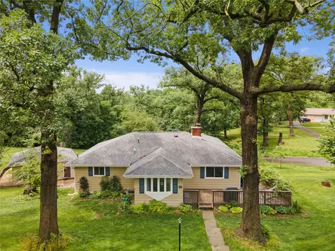 1227 Glenwood Dr NW, Cedar Rapids, IA 52405