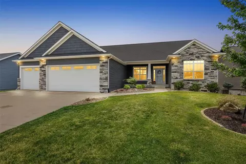884 Archer Dr, Marion, IA 52302