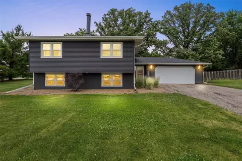 790 Leslie Ct, Robins, IA 52328