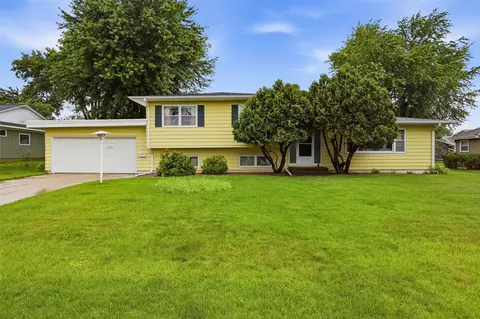 299 Red Fox Rd SE, Cedar Rapids, IA 52403