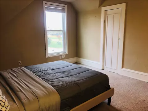 Bedroom - 1930 E Avenue Ave NW, Cedar Rapids, IA 52405 photo 3 of 5