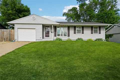 4633 White Pine Dr NE, Cedar Rapids, IA 52402