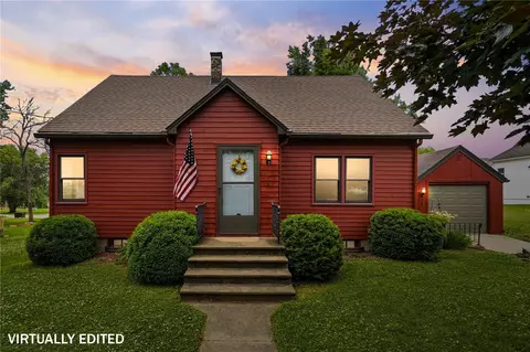 325 3rd St S, Coggon, IA 52218