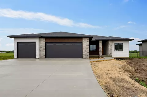 317 Hackberry Dr, Palo, IA 52324