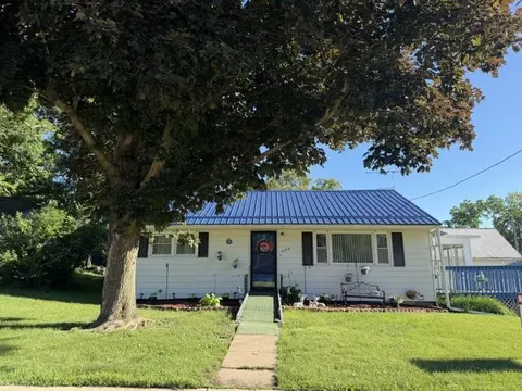 540 E Linn St, Coggon, IA 52218