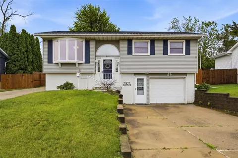 915 Krumboltz Dr, Marion, IA 52302