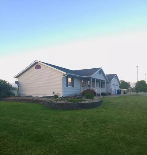 211 Eisenhower Dr, Wyoming, IA 52362