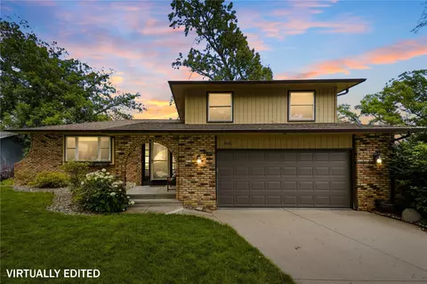 2040 Sandalwood Dr NE, Cedar Rapids, IA 52402