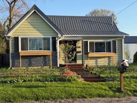 108 E Main St, Prairieburg, IA 52219