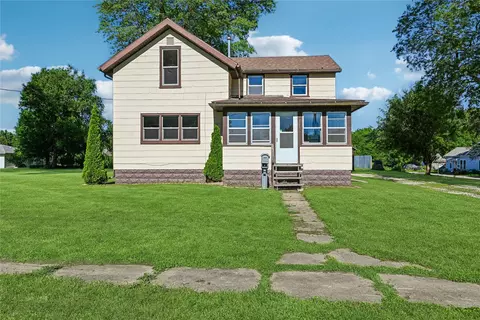 703 F Ave, Vinton, IA 52349