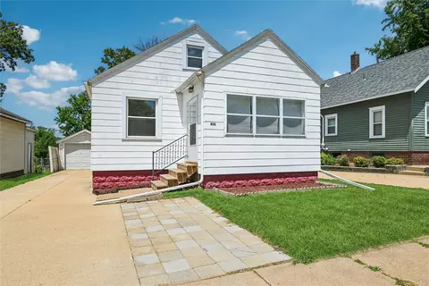416 34th St NE, Cedar Rapids, IA 52402