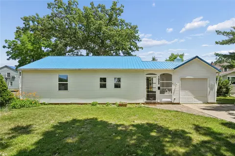 1052 Daniels St NE, Cedar Rapids, IA 52402