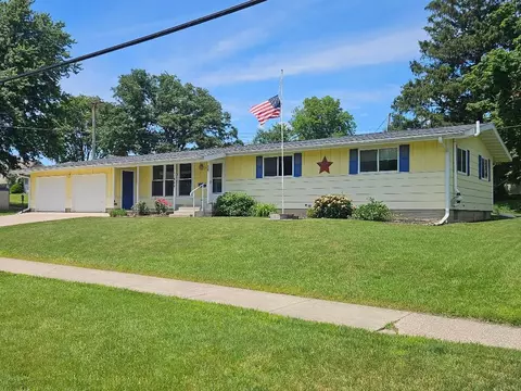 808 18th St, Belle Plaine, IA 52208