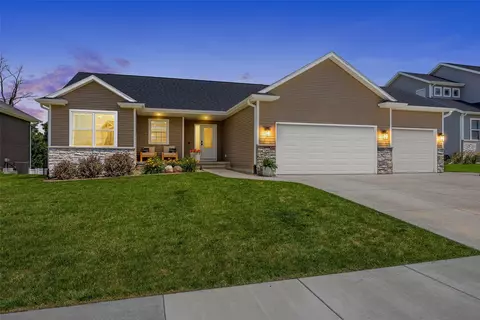 7202 Country Ridge Dr NW, Cedar Rapids, IA 52405