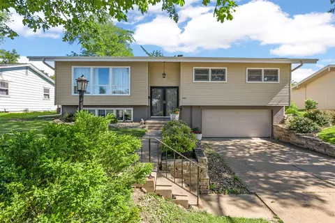 2422 Kilimanjaro Dr NE, Cedar Rapids, IA 52402