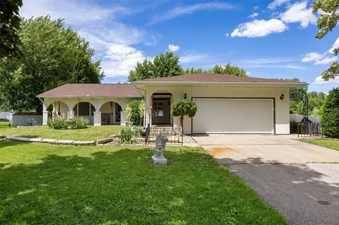 400 E Southview Rd, Fairfax, IA 52228