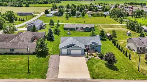 1214 E 13th St, Vinton, IA 52349