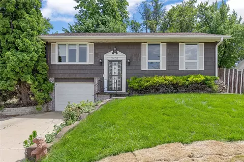 3401 Ardsley Ln SW, Cedar Rapids, IA 52404