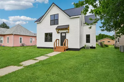 615 7th Ave, Belle Plaine, IA 52208