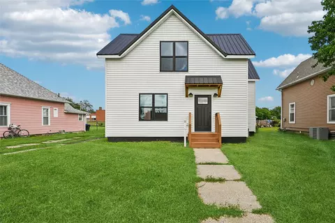 615 7th Ave, Belle Plaine, IA 52208