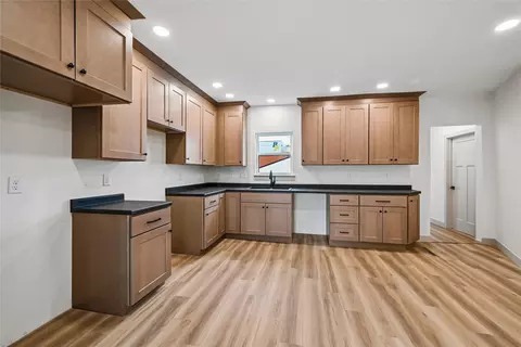615 7th Ave, Belle Plaine, IA 52208