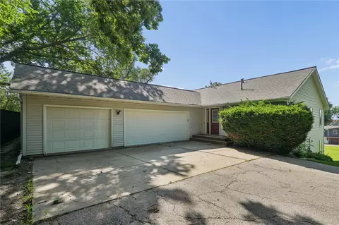 3009 Harvest Hill Rd, Cedar Rapids, IA 52404