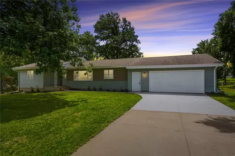 1033 Rolling Glen Dr, Marion, IA 52302