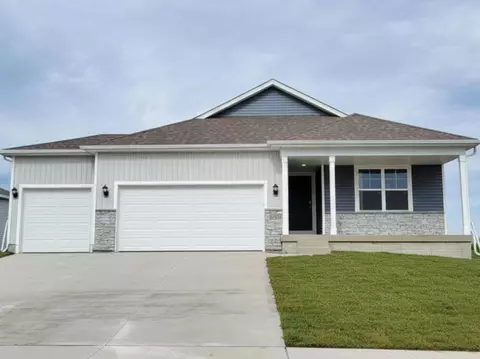 2877 Prairielight Dr, Hiawatha, IA 52233