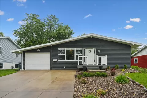 4233 Pineview Dr NE, Cedar Rapids, IA 52402