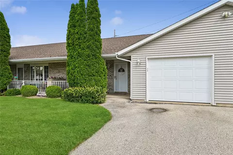 102 Richland Ave #3, Urbana, IA 52345