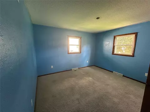 Bedroom - 1122 3rd St E, Vinton, IA 52349 photo 2 of 2