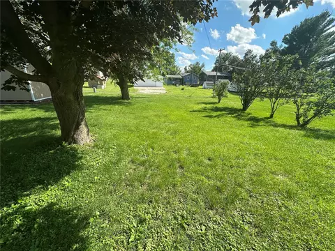 Exterior - 1122 3rd St E, Vinton, IA 52349 photo 2 of 3