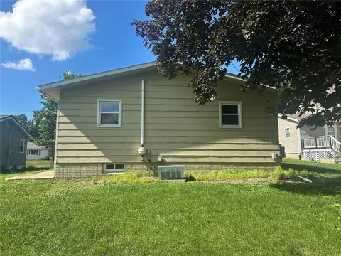 Exterior - 1122 3rd St E, Vinton, IA 52349 photo 3 of 3