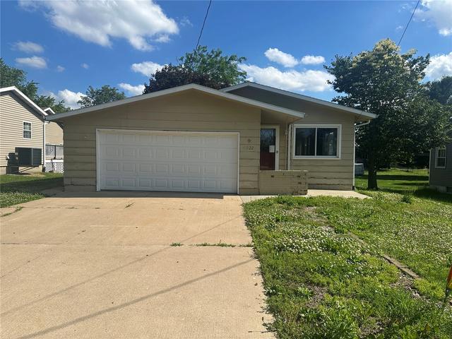 1122 3rd St E, Vinton, IA 52349