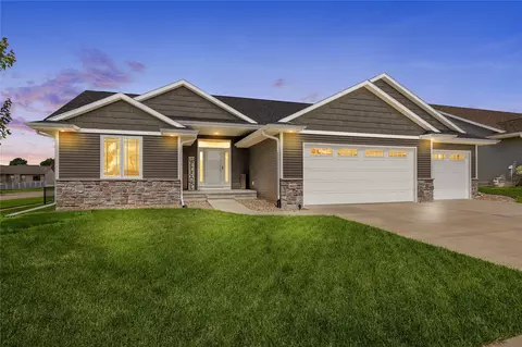 982 Raleigh Ln, Marion, IA 52302