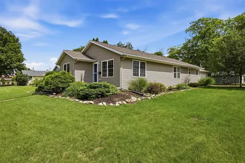 1103 E 1st St, Anamosa, IA 52205
