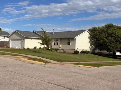 2000 Highland Rd, Ely, IA 52227